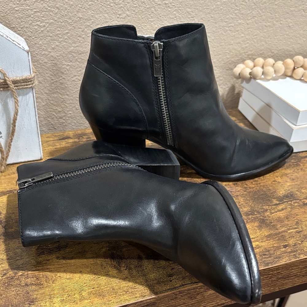 Frye Black Leather Ankle Jennifer Booties with Buckles - Picture 3 of 10